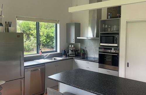 Lake Hawea House | Peaceful warm & sunny tastefully furnished spa sauna 1/2 acre 7min walk to lake