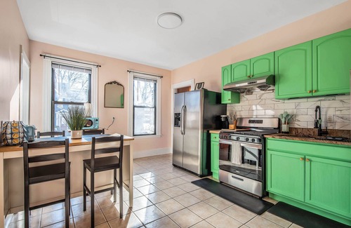 East Rock Apartment | Peachy Paradise in the Heart of East Rock Near DT | Yale | SOM