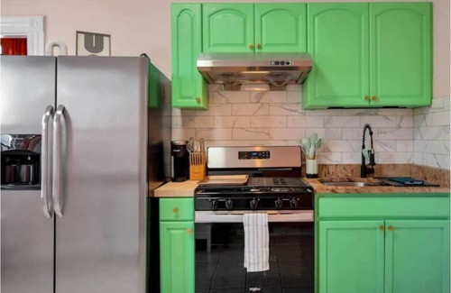 East Rock Apartment | Peachy Paradise in the Heart of East Rock Near DT | Yale | SOM