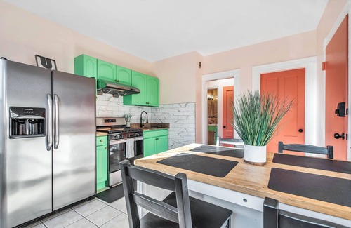 East Rock Apartment | Peachy Paradise in the Heart of East Rock Near DT | Yale | SOM