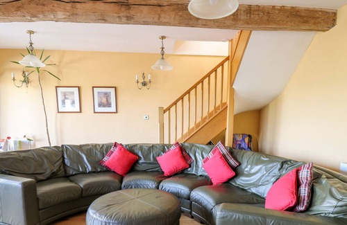 Talybont-on-Usk Cottage | PEACOCK COTTAGE, pet friendly, with hot tub in Tal-Y-Bont-On-Usk