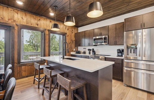 Pigeon Forge Cabin | Peak Pursuit - New Luxury Build Home with Private Pool by Beyond Expectations