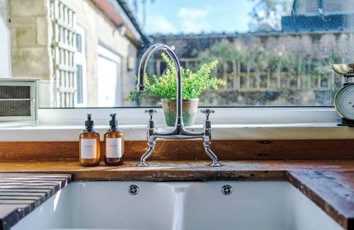Buxton House | Peak retreat, sleeps 13 - fun, fires & friends