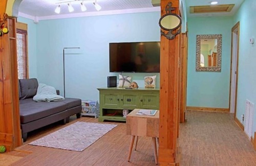 Carrabelle Cottage | Pearl of Carrabelle Dog friendly, close to restaurants, shops and beach.
