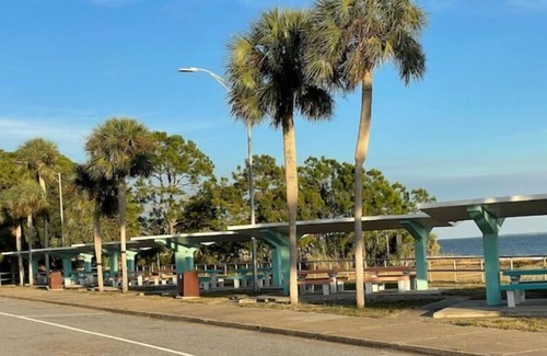 Carrabelle Cottage | Pearl of Carrabelle Dog friendly, close to restaurants, shops and beach.