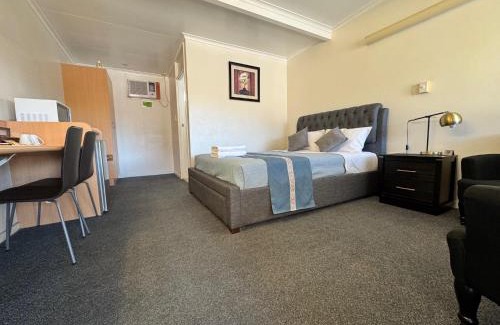 Bowen Hotel | Pearly Shell Motel