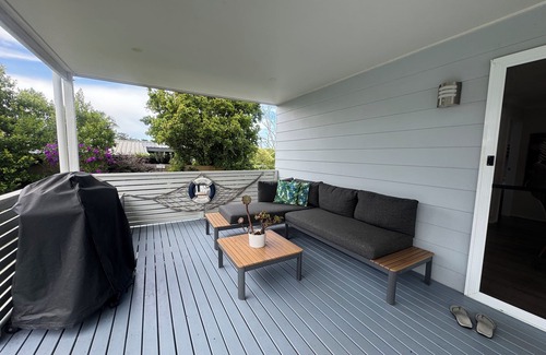 Culburra Beach Cottage | Pearly Shells Beach Cottage- 200m walk to Beach & 500m to shops - pet friendly