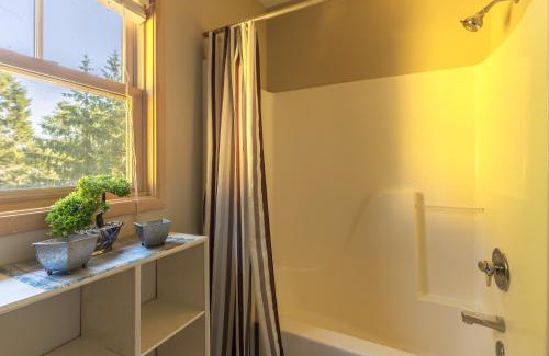 Douglas House | Pebble Hideaway-downtown Douglas and close to beach!