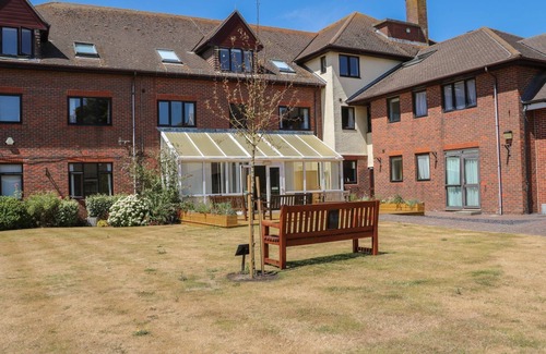 Littlehampton Cottage | PEBBLE PATH AT MARINE COURT, family friendly in Littlehampton