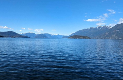 Bowen Island Apartment | Pebbly Beach Suite in Snug Cove