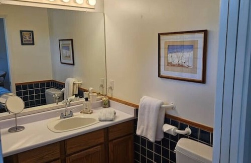 Bowen Island Apartment | Pebbly Beach Suite in Snug Cove