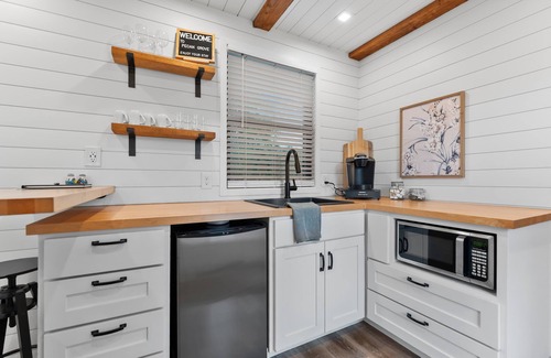 Waco House | Pecan Grove Container Tiny Home Country Setting 12 min to Baylor Magnolia