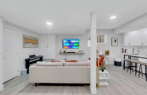 Southwest Edmonton Apartment | Pedro - Stylish & Modern Basement Suite: Sleeps 4