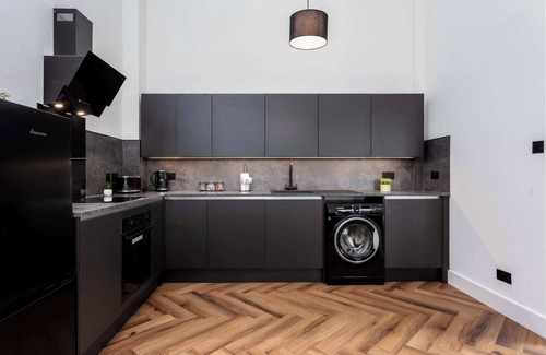 Ayr Apartment | Peebles Suite - Donnini Apartments