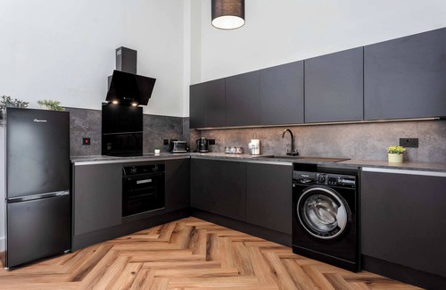 Ayr Apartment | Peebles Suite - Donnini Apartments