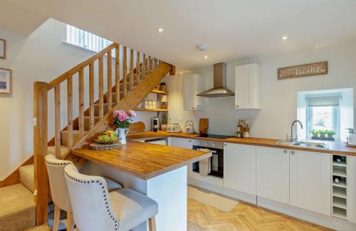 New Mills House | Peeb’s Palace at Tanpits Farm