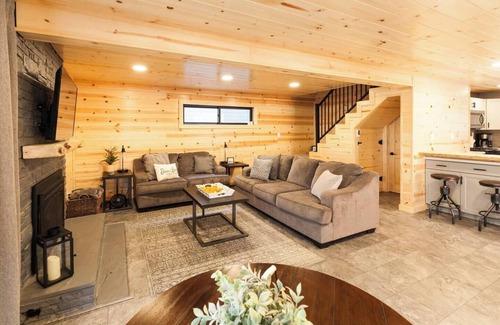 Donner Lake Woods Cabin | Peek of Donner Lake | Walk to West End Pub!