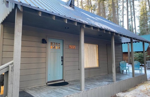 Donner Lake Woods Cabin | Peek of Donner Lake | Walk to West End Pub!