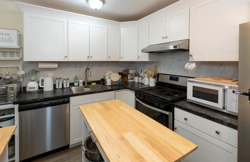 Peekskill House | Peekskill Guesthouse-Downtown Modern Spotless Free Parking