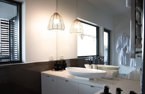 Porepunkah Apartment | Peggy Adelaide Penthouse - ​​​​​​​The architecturally designed Peggy Adelaide suite offers an experience of ultimate indulgence and relaxation. This accommodation option is perfect for that romantic weekend getaway or private retreat.