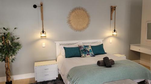 Hout Bay Apartment | Pelican Cottage - 800m from Beach & Yacht School