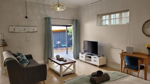 Hout Bay Apartment | Pelican Cottage - 800m from Beach & Yacht School