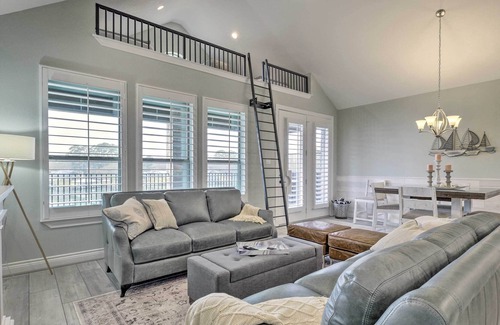 Onalaska Condo | 'Pelican Cove' Condo + Boat Slip & Balcony!