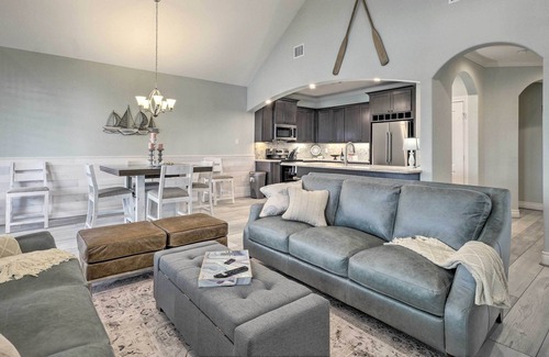 Onalaska Condo | 'Pelican Cove' Condo + Boat Slip & Balcony!