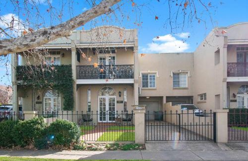 Wagga Wagga House | Pembroke - CBD, Elegant & Character Filled Stay