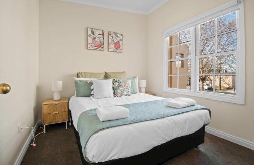 Wagga Wagga House | Pembroke - CBD, Elegant & Character Filled Stay