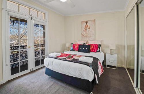 Wagga Wagga House | Pembroke - CBD, Elegant & Character Filled Stay