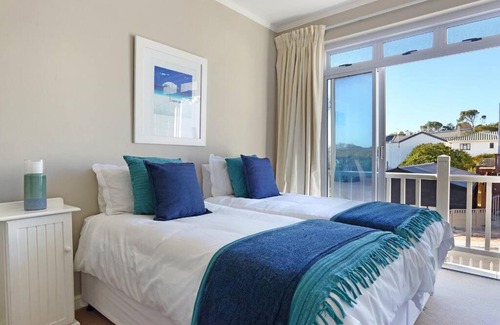 Simon's Town Apartment | Penguin Haven . Luxury 2 bedroom, Boulders Beach.