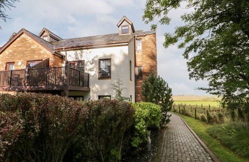 Penrith Cottage | PENNINE VIEW, romantic, with pool in Penruddock