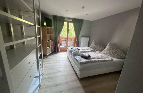 Leogang Bed & Breakfast | Pension Haus Tirol - family room, shower, WC, 2 bedrooms