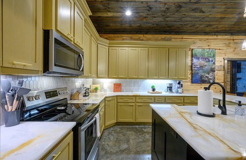 Broken Bow Cabin | Pent Haus, Heated Pool (For A Fee),Creekside,Gameroom,Playset,Bunks,Pets, EV Outlet