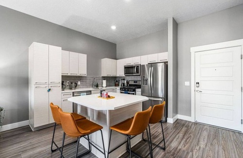 Downtown Salt Lake City Apartment | Penthouse Apt - PoolGymHotTubPkg - View!