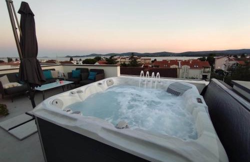 Turanj Apartment | Penthouse Aurelia, rooftop terrace & jacuzzi
