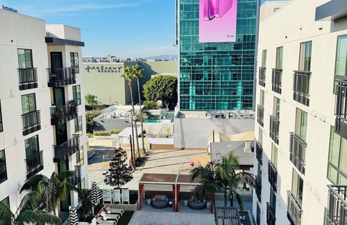 Hollywood Condo | Penthouse + Balcony + Pool view. Welcome Champagne! Hollywood Sign! Free to park