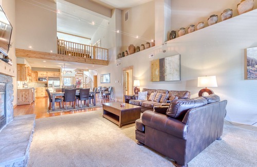 Government Camp Condo | Penthouse condo in great location w/shared sauna, hot tub, & pool + ski access