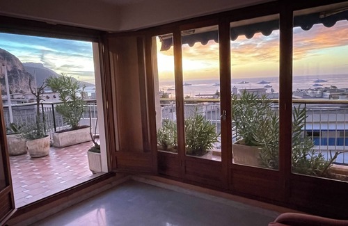 Beaulieu-sur-Mer Apartment | Penthouse for 2, top location, sea view, parking, elevator, air conditioning.