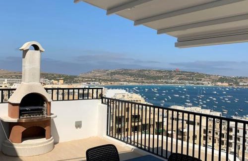 Għadira Apartment | Penthouse Ghadira With Amazing Views! By Homely