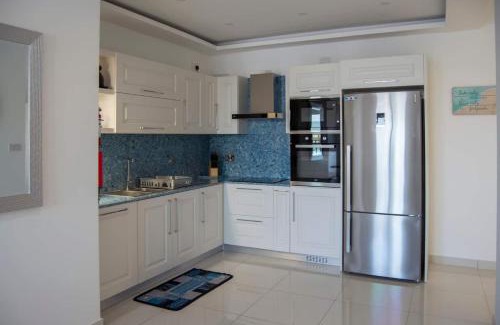 Għadira Apartment | Penthouse Ghadira With Amazing Views! By Homely