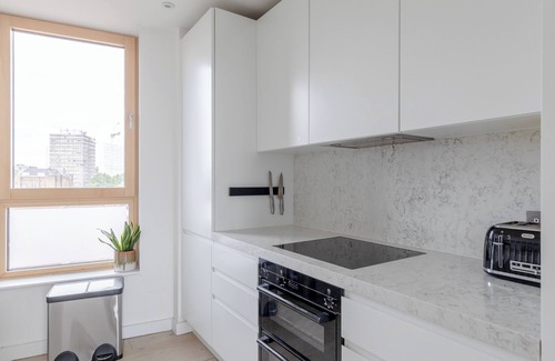 Latchmere Apartment | Penthouse Large Private Balcony Battersea