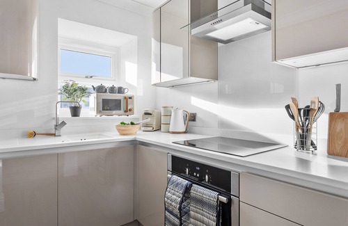 Torquay Apartment | Penthouse, Luxury 2 Bed, 2 Bathroom, Apartment with Sea Views and a Lift