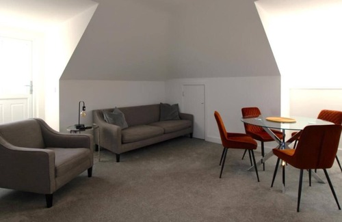 Basingstoke Apartment | Penthouse luxury Two bed two bath apartment with Sky Tv and parking