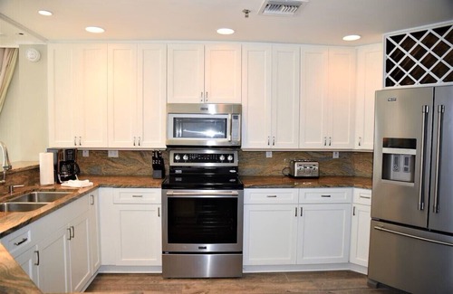 Coffeyville Condo | Penthouse, Rates Reduced, Heated Pool & Hot Tub, Fabulous View & Decor
