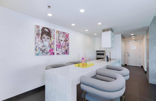 Las Vegas Hotel | Penthouse - Strip view Wraparound Balcony
