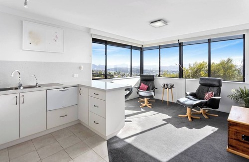 West Hobart Apartment | Penthouse Style Pad Breathtaking Panoramic Views