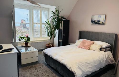 St Leonards-On-Sea Apartment | Penthouse Suite, Sea View, Close to Shops, Beach and Train