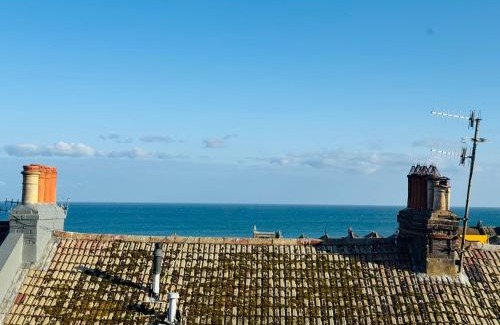 St Leonards-On-Sea Apartment | Penthouse Suite, Sea View, Close to Shops, Beach and Train